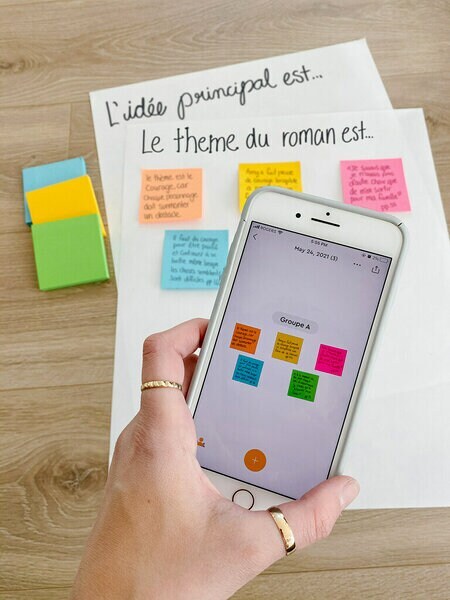 Un téléphone intelligent utilisant l’Appli Post-it® pour prendre une photo des réponses sur les Feuillets super collants Post-it®.
