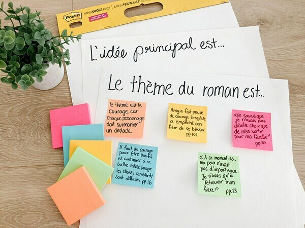 Un Mini tableau à feuilles super collantes Post-it® avec des titres incitant les élèves à répondre aux questions et réponses écrites sur des Feuillets super collants Post-it®.